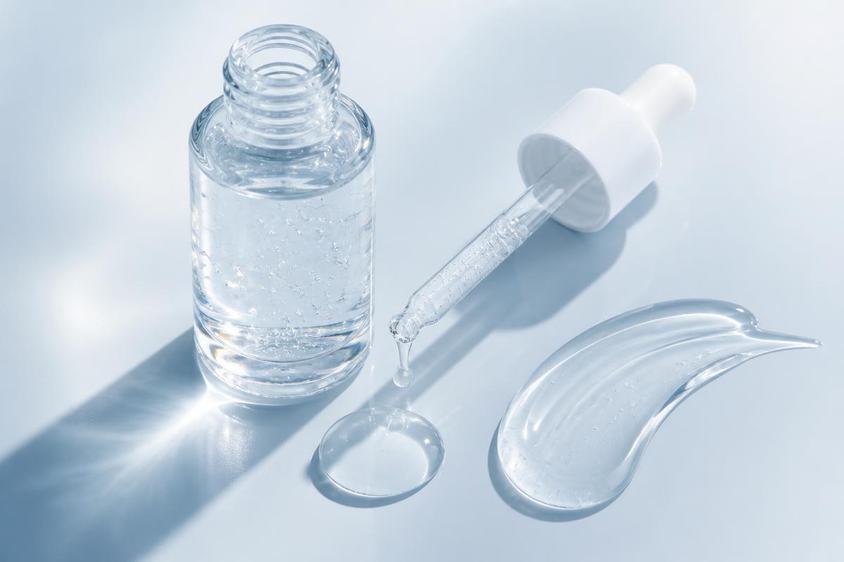 Sérum de ácido hialurônico com conta-gotas e textura em gel